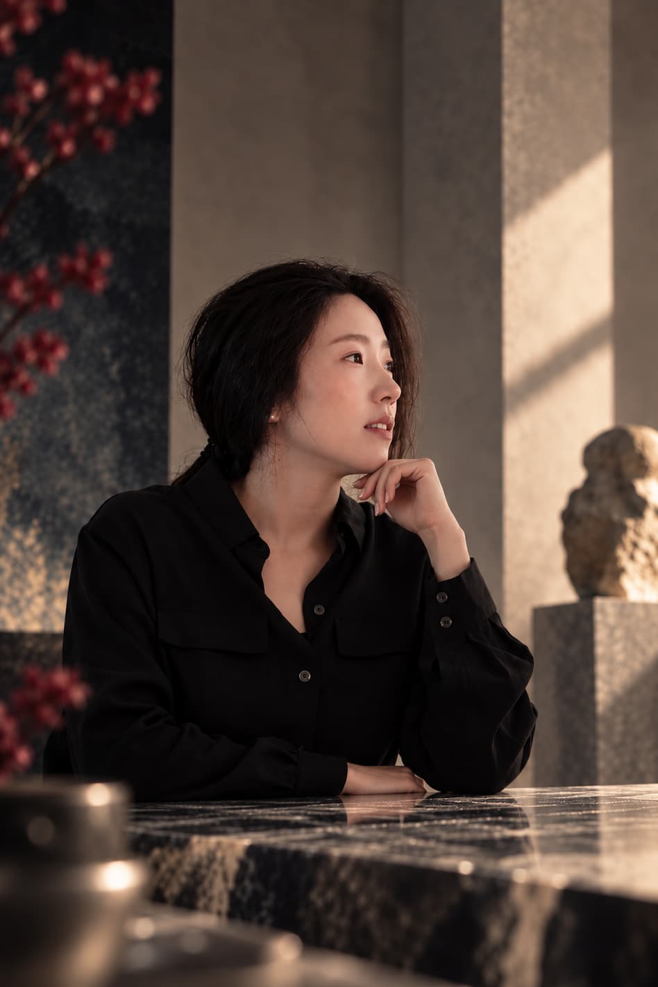 붉은 매화 곁 대리석 테이블에 기대어 창밖을 바라보는 조향사 윤숲
